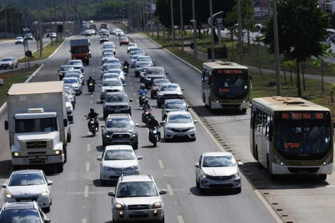 Um ônibus leva em média 80 ageiros. Os carros no DF circulam com uma pessoa em média - (crédito: Minervino Júnior/CB/D.A.Press) Um ônibus leva em média 80 ageiros. Os carros no DF circulam com uma pessoa em média - (crédito: Minervino Júnior/CB/D.A.Press)