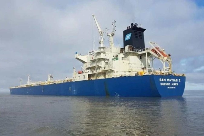 Após a aparição, os tripulantes do navio San Matias I reportaram o incidente para a Prefeitura Naval de Puerto Madryn, na Argentina -  (crédito: Tráfico Marítmo)