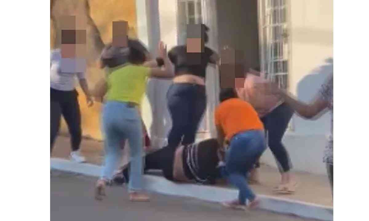  Grupo de mães espanca suspeita de jogar pedra em escola e atingir criança
