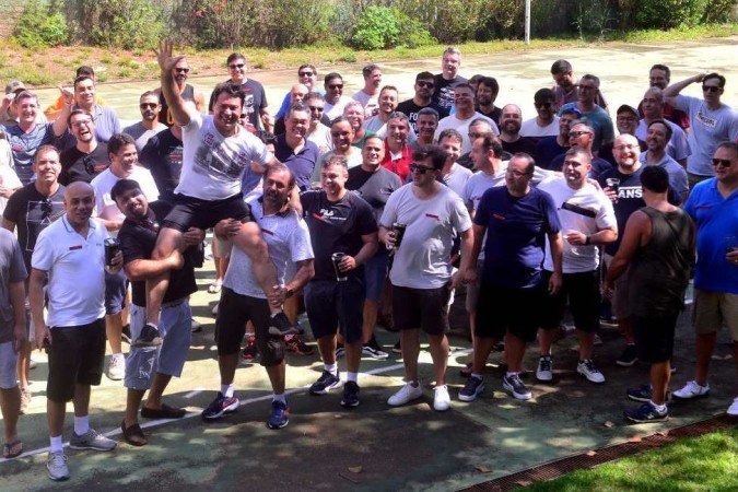 Além de se reunirem todos os anos, os ex-colegas de ensino médio também escolhem uma entidade social para ajudar