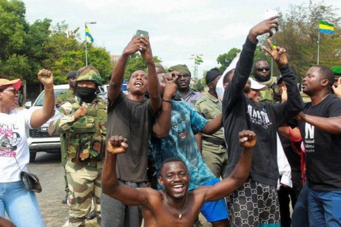 Apoiadores comemoram o golpe de Estado de 30 de agosto com militares no Gabão - (crédito: Reuters) Apoiadores comemoram o golpe de Estado de 30 de agosto com militares no Gabão - (crédito: Reuters)