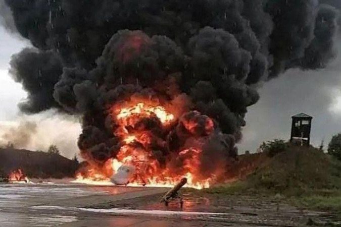 Imagens publicadas na internet do Tupolev Tu-22M supostamente atacado por drones no campo de aviação Soltsy-2 - (crédito: Reprodução) Imagens publicadas na internet do Tupolev Tu-22M supostamente atacado por drones no campo de aviação Soltsy-2 - (crédito: Reprodução)