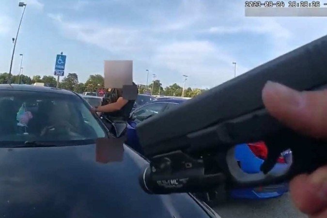 Momento em que o policial atira em mulher durante abordagem nos EUA - (crédito: Reprodução/Twitter/@wsrt14 (2/9/2023)) Momento em que o policial atira em mulher durante abordagem nos EUA - (crédito: Reprodução/Twitter/@wsrt14 (2/9/2023))