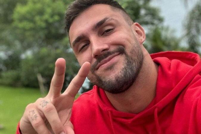 De regata, ex-BBB Arthur Picoli exibe braços musculosos na academia e choca seguidores - (crédito: Observatorio dos Famosos) De regata, ex-BBB Arthur Picoli exibe braços musculosos na academia e choca seguidores - (crédito: Observatorio dos Famosos)