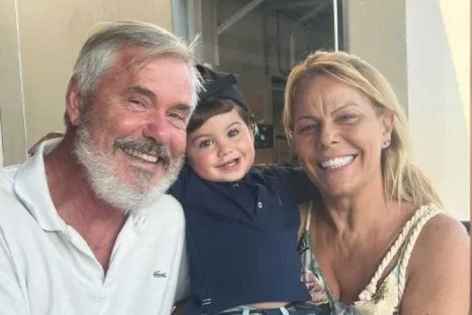 Os pais do artista, Sandra e Joseph, também sofreram um acidente de carro na estrada enquanto voltavam de São Paulo para o Rio de Janeiro - (crédito: Reprodução Instagram Sthefany Brito) Os pais do artista, Sandra e Joseph, também sofreram um acidente de carro na estrada enquanto voltavam de São Paulo para o Rio de Janeiro - (crédito: Reprodução Instagram Sthefany Brito)