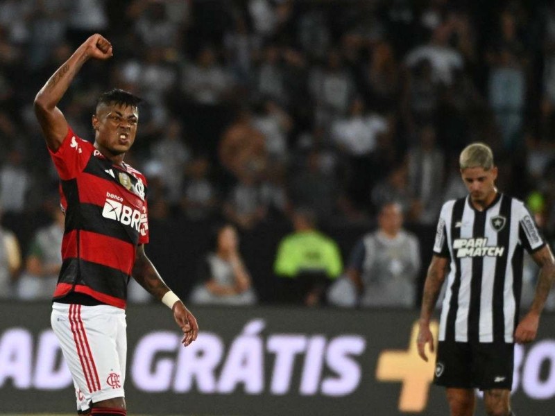 Em jogo movimentado, Flamengo vence o Botafogo por 2 a 1 pelo Brasileirão