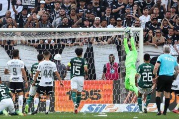 O goleiro Weverton foi um dos nomes do clássico paulista disputado na tarde deste domingo, na Neo Química Arena -  (crédito: Cesar Greco/Palmeiras)