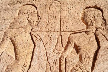 Gravura em relevo ilustra uma fila de prisioneiros no Templo do Sol de Abu Simbel, no Egito -  (crédito: Getty Images)