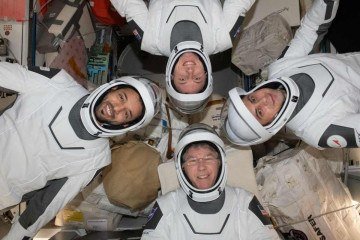 Os quatro tripulantes da Crew-6 em seus trajes SpaceX a bordo da ISS.  -  (crédito: NASA)
