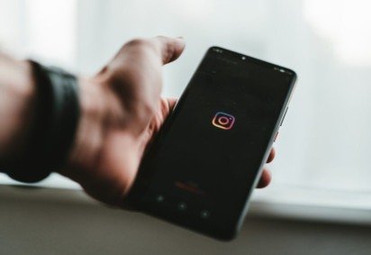 Quanto o assunto é viagem, o Instagram se tornou uma ferramenta essencial não só para publicar quanto para pesquisar também. -  (crédito: Claudio Schwarz Unsplash)