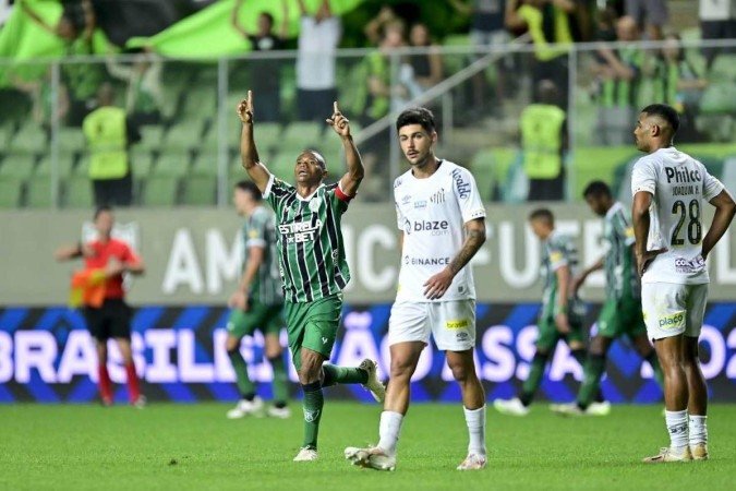 durante partida entre Am..rica e Santos, v..lida pela 22.. rodada do Campeonato Brasileiro da S..rie A 2023 realizado na Arena Independ..ncia na noite deste domingo (03). Foto: Mour..o Panda / Am..rica
- (crédito: Mourão Panda / Am..rica ) durante partida entre Am..rica e Santos, v..lida pela 22.. rodada do Campeonato Brasileiro da S..rie A 2023 realizado na Arena Independ..ncia na noite deste domingo (03). Foto: Mour..o Panda / Am..rica
- (crédito: Mourão Panda / Am..rica )