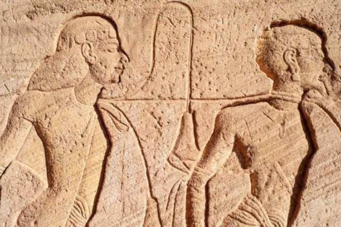 Gravura em relevo ilustra uma fila de prisioneiros no Templo do Sol de Abu Simbel, no Egito - (crédito: Getty Images) Gravura em relevo ilustra uma fila de prisioneiros no Templo do Sol de Abu Simbel, no Egito - (crédito: Getty Images)