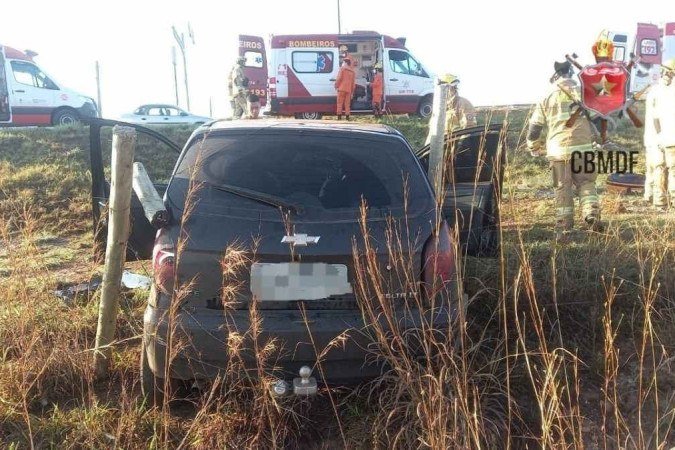 Capotamento de carro na BR-070 deixa três vítimas são levadas ao hospital - (crédito: CBMDF/Divulgação) Capotamento de carro na BR-070 deixa três vítimas são levadas ao hospital - (crédito: CBMDF/Divulgação)
