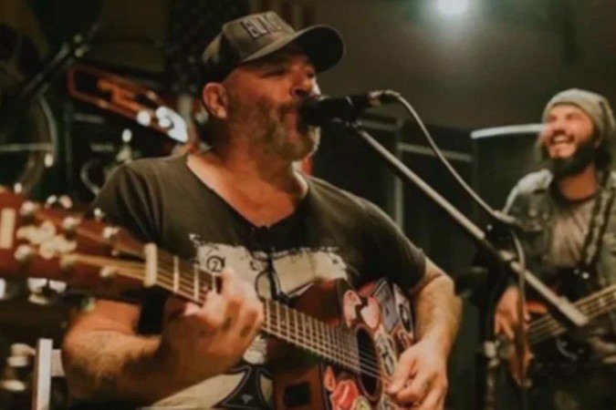 Roger Moreira, o vocalista da banda, informou nas redes sociais que o baixista está em Paraty (RJ) - (crédito: Reprodução/Redes sociais) Roger Moreira, o vocalista da banda, informou nas redes sociais que o baixista está em Paraty (RJ) - (crédito: Reprodução/Redes sociais)