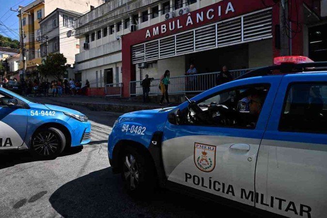 PMs do Rio diante do hospital que recebeu vítimas de operação no Complexo da Penha, no mês ado - (crédito: MAURO PIMENTEL / AFP) PMs do Rio diante do hospital que recebeu vítimas de operação no Complexo da Penha, no mês ado - (crédito: MAURO PIMENTEL / AFP)