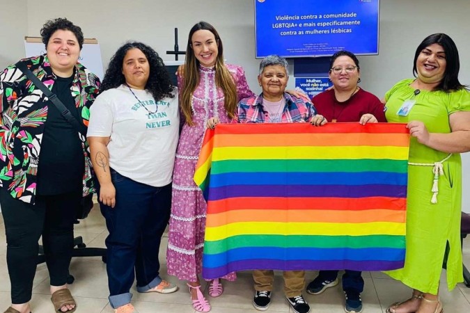 Lenne Evangelista  (C), Melissa Navarro (D, de vermelho) e Vyvian Riberto (D) veem com preocupação a falta de proteção às lésbicas -  (crédito: Renata D'Aguiar)