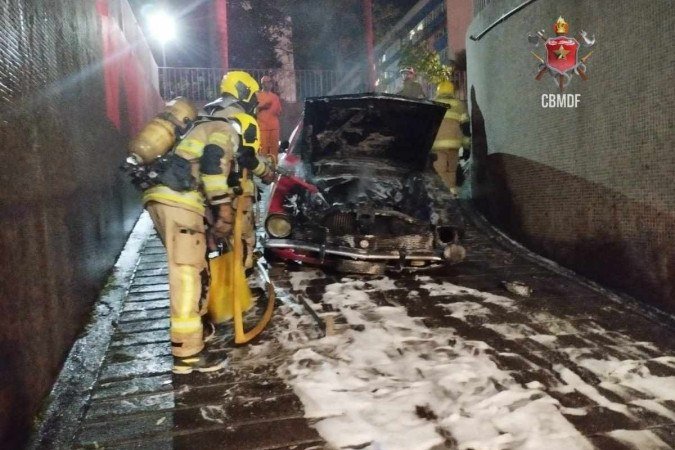 O proprietário do carro mostrou-se preocupado, em vista da quantidade de combustível existente no tanque do veículo - (crédito: CBMDF/Reprodução) O proprietário do carro mostrou-se preocupado, em vista da quantidade de combustível existente no tanque do veículo - (crédito: CBMDF/Reprodução)