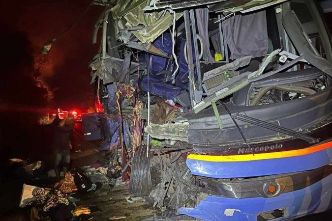 Após o impacto, a carreta pegou fogo e o condutor foi atendido e transportado pelo SAMU - (crédito: CBMGO/Reprodução) Após o impacto, a carreta pegou fogo e o condutor foi atendido e transportado pelo SAMU - (crédito: CBMGO/Reprodução)