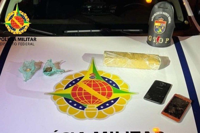 Na fuga, os criminosos jogaram um tijolo de 1kg de maconha e uma porção de crack no mato - (crédito: PMDF/Divulgação) Na fuga, os criminosos jogaram um tijolo de 1kg de maconha e uma porção de crack no mato - (crédito: PMDF/Divulgação)