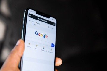As principais acusações giram em torno da prática de 'scraping' — a reprodução de conteúdos jornalísticos sem autorização ou pagamento — e do chamado 'self-preferencing', quando o Google favorece seus próprios produtos e serviços nos resultados de busca

 -  (crédito: Solen Feyissa/Unsplash)