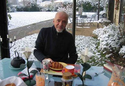 Escritor, jornalista, integrante da Academia Brasileira de Letras... Um dos maiores ícones brasileiros, Paulo Coelho completou 76 anos nesta semana. O carioca nascido em 1947 tem uma carreira literária aclamada por todo planeta. -  (crédito:  Flickr Aart Hilal)