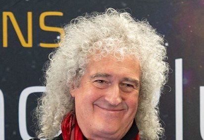 O icônico guitarrista da banda de rock “Queen”, Brian May, foi agraciado com o título de cavaleiro pelo Rei Charles III em uma cerimônia realizada em 16/3 no Palácio de Buckingham, em Londres. O FLIPAR divulgou e relembra, incluindo outros artistas que têm títulos de nobreza.  -  (crédito: wikimedia commons 	NASA/Bill Ingalls)
