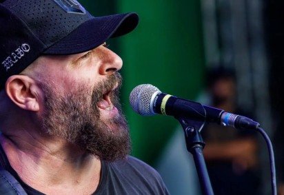 Rinaldo Oliveira Amaral, mais conhecido como Mingau, teve seu carro alvejado por tiros no último sábado em Paraty, Costa Verde do Rio de Janeiro. Mingau é baixista da banda de rock Ultraje a rigor. -  (crédito: Reprodução/Instagram Mingau)