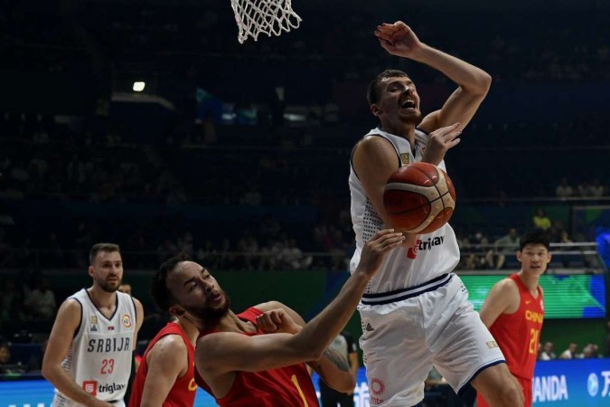 Foto Grupo de pessoas jogando basquete durante o dia – Imagem de