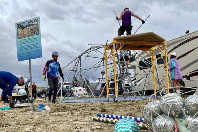 Algumas pessoas têm se arriscado e deixado o festival a pé - (crédito: GETTY IMAGES) Algumas pessoas têm se arriscado e deixado o festival a pé - (crédito: GETTY IMAGES)