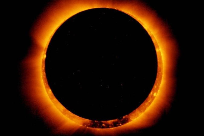 Um eclipse solar anular ocorre quando a Lua passa entre o Sol e a Terra enquanto está em seu ponto mais distante da Terra. Neste sentido, a vontade permanecerá minimamente visível, criando uma 