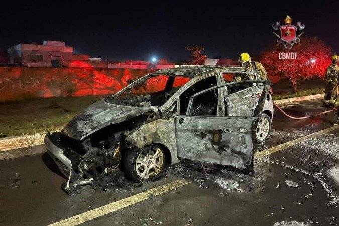 Carro pega fogo em Vicente Pires, sentido EPTG. Ninguém se feriu - (crédito: CBMDF/Divulgação) Carro pega fogo em Vicente Pires, sentido EPTG. Ninguém se feriu - (crédito: CBMDF/Divulgação)