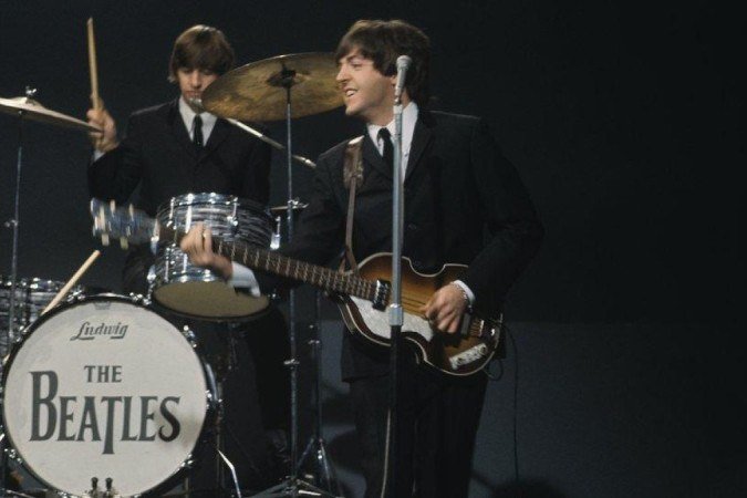 McCartney ainda tocou outros baixos Höfner, como o da foto acima - mas o primeiro que ele comprou não é visto desde 1969 -  (crédito: Getty Images)