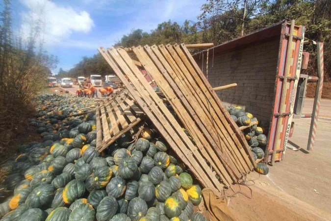 Vídeo: Caminhão com morangas tomba e fecha BR-040 em Minas - (crédito: Leandro Couri/EM/D.A Press) Vídeo: Caminhão com morangas tomba e fecha BR-040 em Minas - (crédito: Leandro Couri/EM/D.A Press)