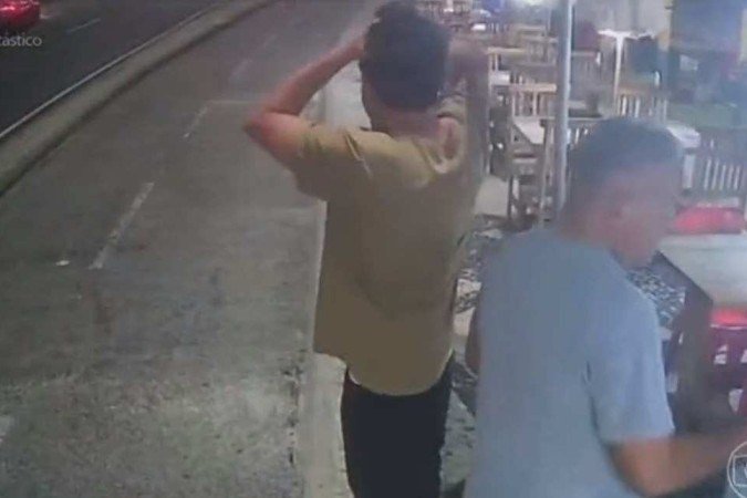 Bruno de Luca, amigo de Kayky Brito, ficou desesperado quando presenciou o acidente do ator - (crédito: Reprodução/Fantástico e Twitter/@whatwouldlbdo) Bruno de Luca, amigo de Kayky Brito, ficou desesperado quando presenciou o acidente do ator - (crédito: Reprodução/Fantástico e Twitter/@whatwouldlbdo)