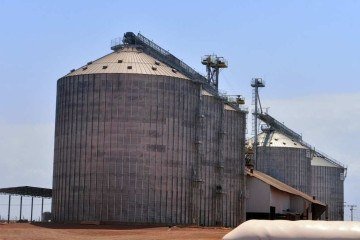 Silo de armazenagem: soja em grão e milho foram os produtos que mais contribuíram para o desempenho das exportações no período de janeiro a setembro  -  (crédito:  Ed Alves/CB/DA.Press)