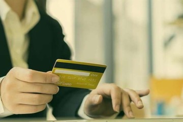  Consumidor com cartão de crédito -  (crédito:  Reprodução/Invest News)