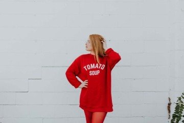 As peças mais usadas incluem camisetas largas, suéteres oversized, jaquetas largas, calças largas ou jeans boyfrien - (crédito: Brooke Cagle/ Unsplash) As peças mais usadas incluem camisetas largas, suéteres oversized, jaquetas largas, calças largas ou jeans boyfrien - (crédito: Brooke Cagle/ Unsplash)