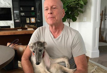 Os fãs do ator Bruce Willis, um dos mais famosos de Hollywood, se surpreenderam e ficaram comovidos ao saberem que o ator sofre de demência.  -  (crédito: - Reprodução Instagram)