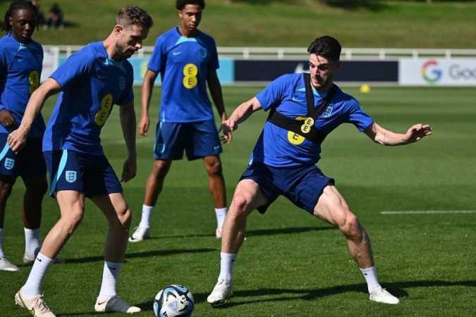 O meio-campista inglês Declan Rice e o meio-campista inglês Jordan Henderson participam de um treino da seleção inglesa de futebol no St George's Park -  (crédito: JUSTIN TALLIS / AFP)