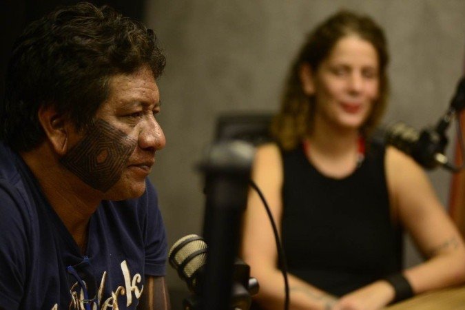  Cassandra Mello, diretora do filme 'Escute: A Terra foi Rasgada? e Doto Takak-ire, da etnia Kayapó e presidente do Instituto Kabu, são os convidados do Podcast do Correio. Na bancada, as jornalistas Rosane Garcia e Sibele Negromonte.