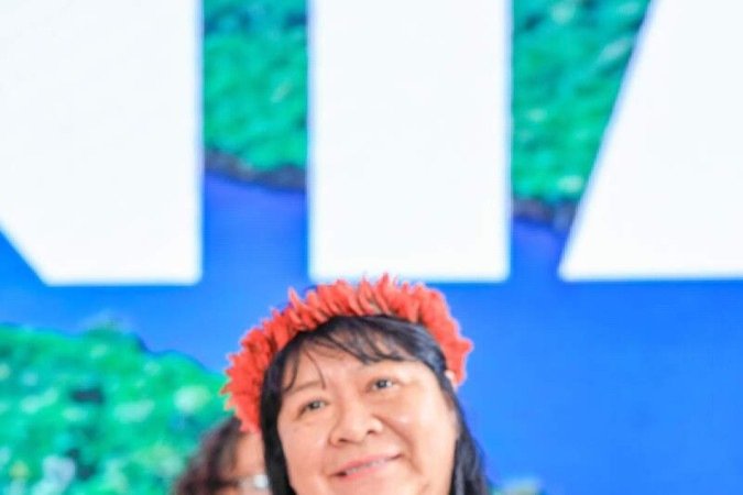 Joênia Wapichana (presidente da Funai) com aviso de demarcação