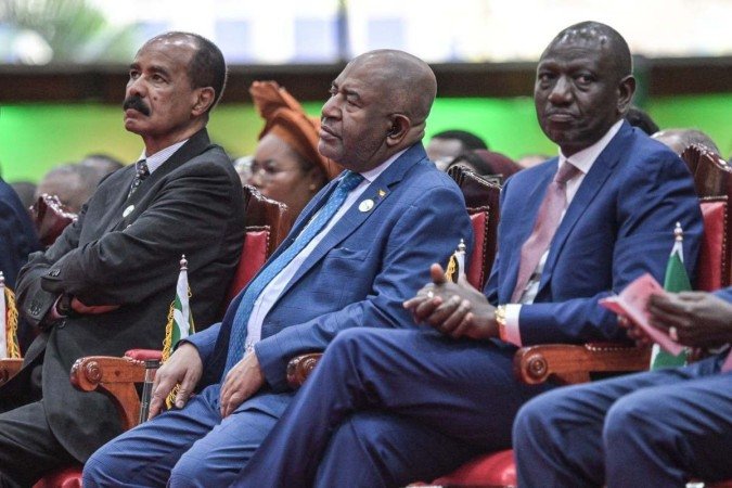 O presidente da Eritreia, Isaias Afwerki, o presidente das Comores, Azali Assoumani, e o presidente do Quênia, William Ruto, participam da Cúpula do Clima na África 2023       -  (crédito: SIMON MAINA / AFP)