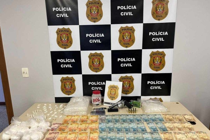 Operação na Estrutural apreende cocaína, crack e arma do tráfico de drogas - (crédito: PCDF/Divulgação) Operação na Estrutural apreende cocaína, crack e arma do tráfico de drogas - (crédito: PCDF/Divulgação)