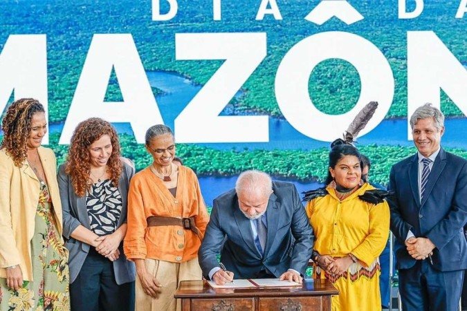 Lula e ministros participam de cerimônia alusiva ao Dia da Amazônia
- (crédito: Ricardo Stuckert / Presidência da República) Lula e ministros participam de cerimônia alusiva ao Dia da Amazônia
- (crédito: Ricardo Stuckert / Presidência da República)