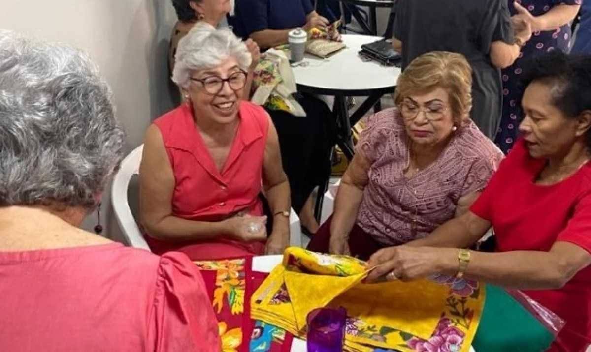 Amigas há 23 anos, aposentadas fazem exposição de bordado na Asa Sul