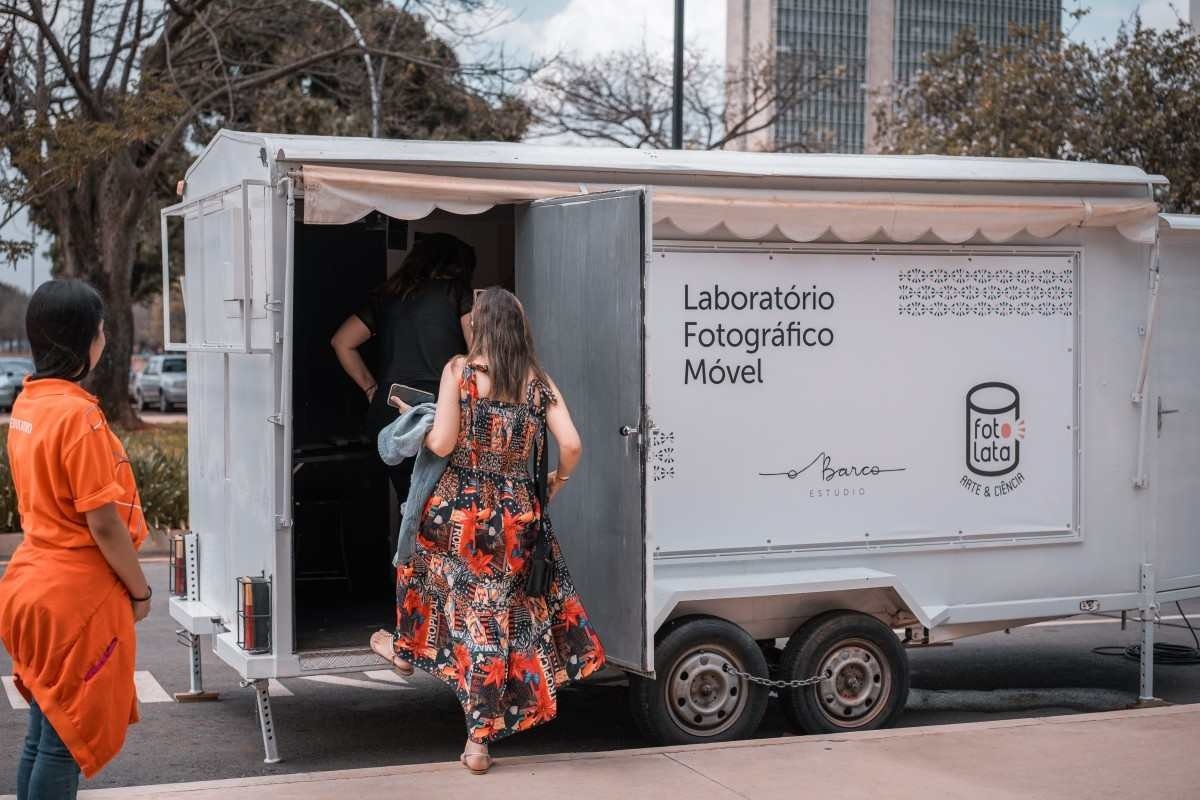 Na oficina Trailer Projeto Fotolata – Arte &Ciência, o público participará da formação de uma imagem no papel fotográfico, utilizando o trailer como câmera fotográfica,