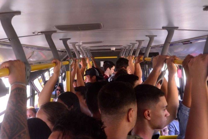  Usuários reclamam de que passam a viagem inteira espremidos e em pé. Mesmo quem vai sentado sofre os incômodos da superlotação 