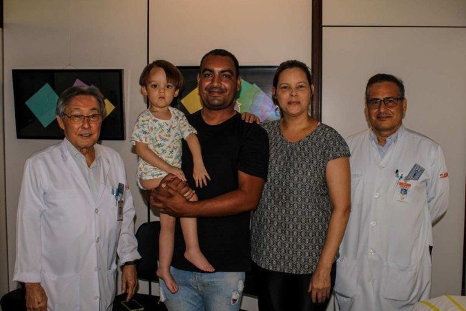 Ao lado dos ortopedistas Álvaro Massao Nomura (E) e Oton Naziazene lima (D), os pais do pequeno Theo buscaram atendimento na unidade Centro da Rede Sarah Brasília - (crédito: Kayo Magalhaes) Ao lado dos ortopedistas Álvaro Massao Nomura (E) e Oton Naziazene lima (D), os pais do pequeno Theo buscaram atendimento na unidade Centro da Rede Sarah Brasília - (crédito: Kayo Magalhaes)