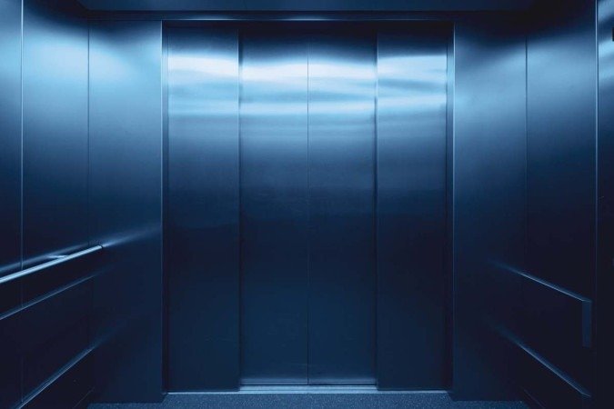 Imagem ilustrativa de elevador. Cinco pessoas morrem após elevador despencar - (crédito: unsplash/ Bruno Kelzer) Imagem ilustrativa de elevador. Cinco pessoas morrem após elevador despencar - (crédito: unsplash/ Bruno Kelzer)