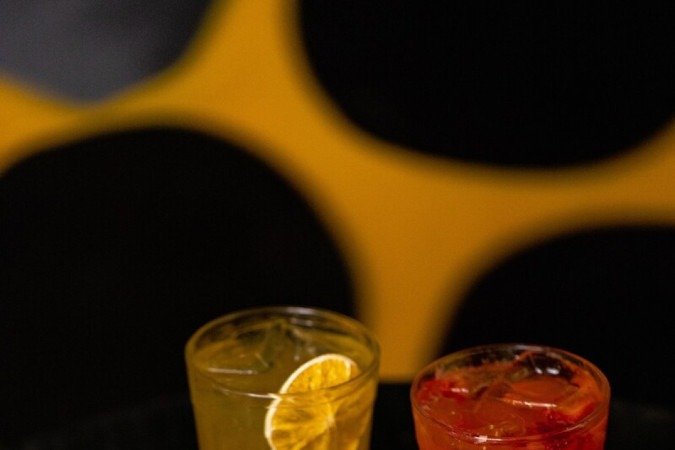 Drinks e petiscos do Deboche Bar